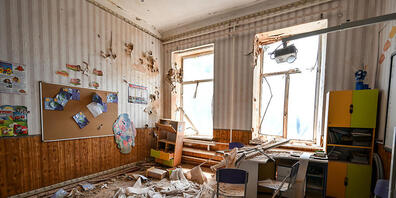 Ein Klassenzimmer in der Region Saporischschja im Südosten der Ukraine ist durch russischen Beschuss zerstört. Foto: -/Ukrinform/dpa