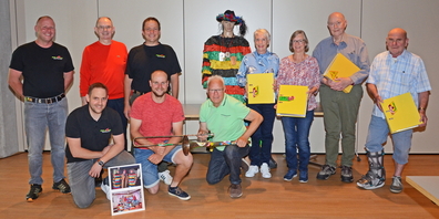 Bildlegende: v.l.n.r. Joël Schnellmann (Präsident GMM), Urs Schönenberger (Kommunikation GMM), Adi Hagmann (Gründungsmitglied GMM), Alex Forrer (Musikus GMM), Marcel Bürge (Aktuar GMM), Felix Widmer (Gründungsmitglied GMM), Margrit Hagmann, Rita Meienberger (Chronikstube), Josef Müller (Chronikstube), Igi Brändle