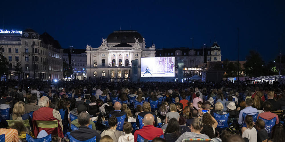 Tausende Menschen sehen sich die Live-Übertragung von Christian Spucks Ballett "Dornröschen" des Zürcher Opernhauses auf dem Sechseläutenplatz an.