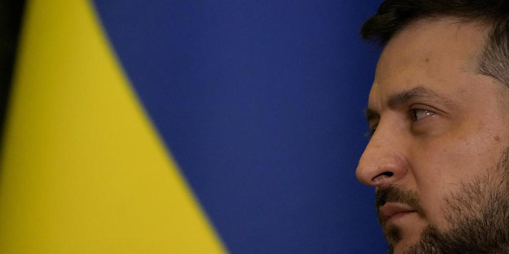 Wolodymyr Selenskyj, Präsident der Ukraine, blickt bei einer gemeinsamen Pressekonferenz zur EU-Kommissionspräsidentin. Foto: Natacha Pisarenko/AP/dpa