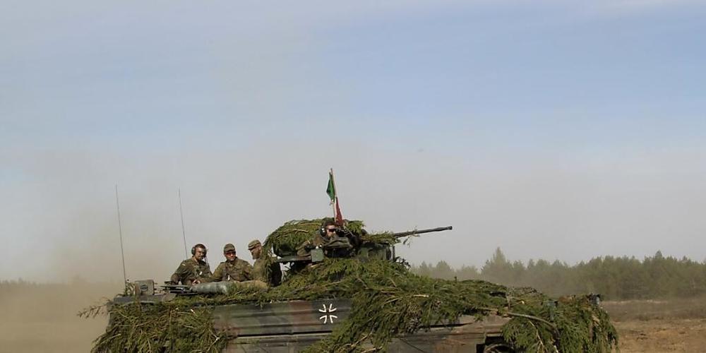 Laut dem Vorstandsvorsitzenden des deutschen Rüstungskonzerns Rheinmetall, Armin Papperger, stehen mehrere Marder-Schützenpanzer zur Auslieferung an die Ukraine bereit. Im Bild ein Marder-Schützenpanzer der deutschen Bundeswehr in Litauen 2017. (A...
