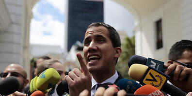 ARCHIV - Juan Guaido, venezolanischer Oppositionsführer, spricht mit Journalisten, als er zu einer Veranstaltung zum Unabhängigkeitstag in der Nationalversammlung kommt. Foto: Rafael Hernandez/dpa