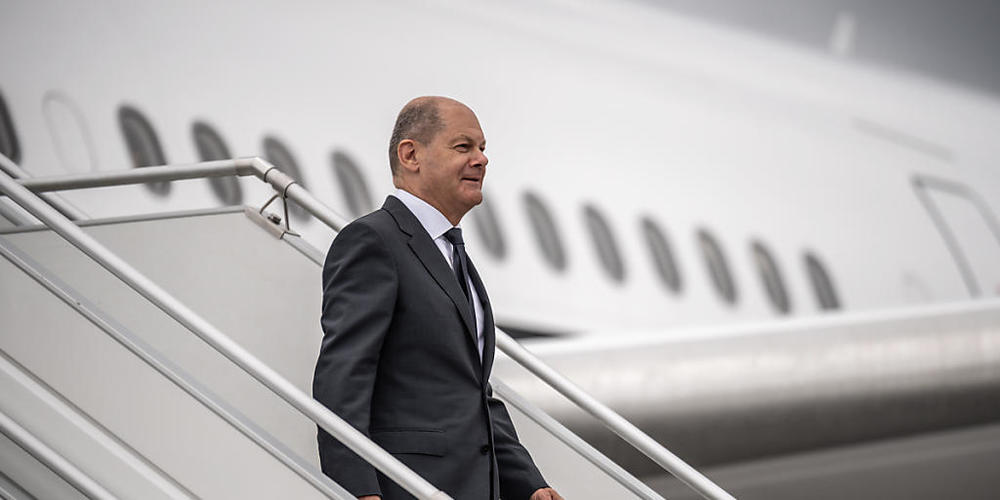 Bundeskanzler Olaf Scholz (SPD) steigt in Sofia aus dem Flugzeug. Foto: Michael Kappeler/dpa