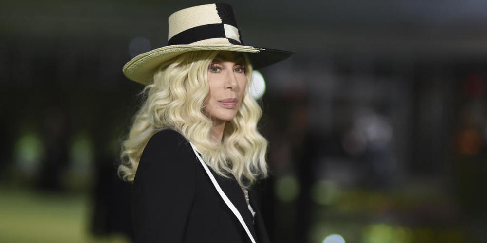 ARCHIV - Sängerin Cher kommt bei der Academy Museum of Motion Pictures Gala an.  Zum Pride-Monat in den USA haben Popstar Cher und Versace eine gemeinsame Kollektion in Regenbogenfarben rausgebracht. Foto: Richard Shotwell/Invision via AP/dpa