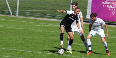 Nurkan Ibrahimi (schwarzes Dress) ist mit drei Treffern der beste Torschütze der Shoshi-Elf. 