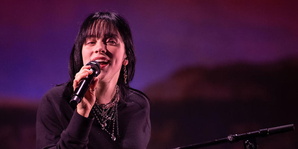ARCHIV - Popstar Billie Eilish singt auf der Bühne. Die Musikerin gab vor dem Start ihrer Europatour ein Akustik-Konzert im Rahmen von Telekom Electronic Beats. Foto: Marius Becker/dpa