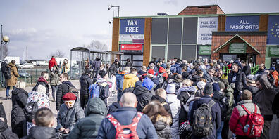 ARCHIV - Ukrainer stehen an der polnischen Seite in Medyka an der Grenze an um zurück in ihre Heimat Ukraine zu kommen. In europäischen Ländern halten sich nach einer Analyse des UN-Flüchtlingshilfswerks (UNHCR) zurzeit gut 4,8 Millionen Flüchtlin...
