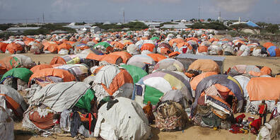 In der seit Jahrzehnten schwersten Dürre in der Region sind in Somalia bereits erste Todesfälle zu beklagen, und bisher nicht gemeldete Daten zeigen, dass allein in diesem Jahr fast 450 Menschen in Behandlungszentren für Unterernährung in Somalia ...