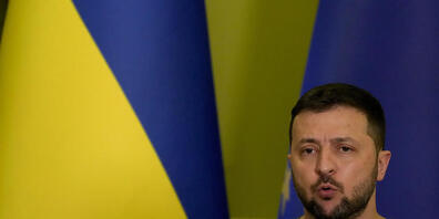 Wolodymyr Selenskyj, Präsident der Ukraine, spricht auf einer gemeinsamen Pressekonferenz mit der EU-Kommissionspräsidentin. Foto: Natacha Pisarenko/AP/dpa