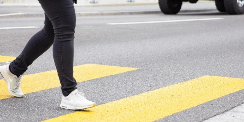 Die auf dem Zebrastreifen angefahrene 60-Jähriger erlitt unbestimmte Verletzungen. (Symbolbild)
