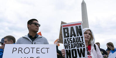In amerikanischen Städten hatten Menschen für strengere Waffengesetze demonstriert. Nun einigt sich der US-Senat auf Vorschläge für einen besseren Schutz vor Schusswaffengewalt. Foto: Jose Luis Magana/AP/dpa