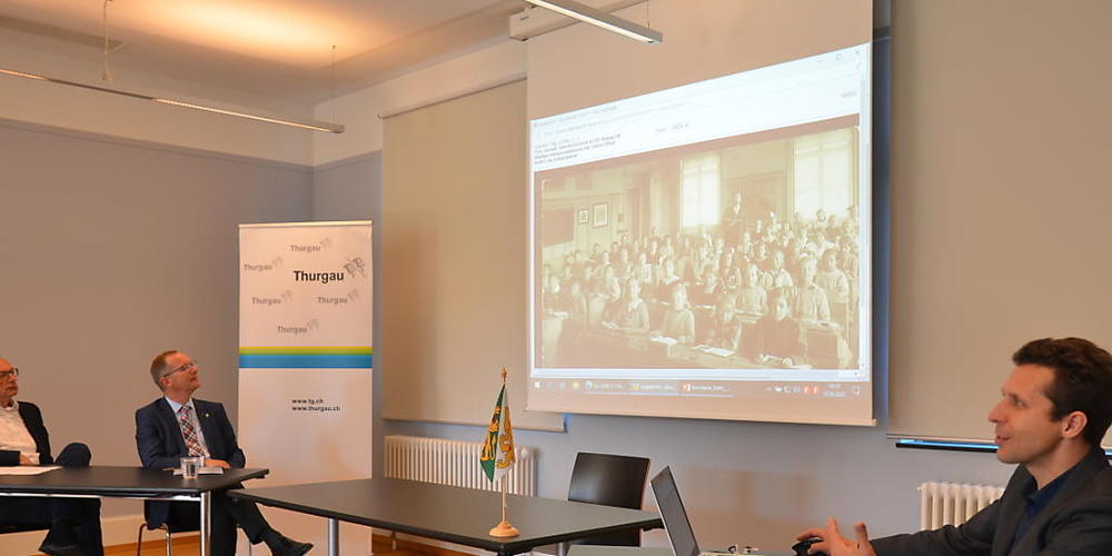 Der Digitalisierungsverantwortliche Adrian Oettli (rechts) erklärt, wie das Thurgauer Staatsarchiv detaillierte Beschreibungen der Ansichtskarten erfasst hat.