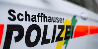 Die Schaffhauser Polizei musste wegen eines Unfalls in Osterfingen ausrücken. Dort wurde eine E-Bike-Fahrerin bei der Kollision mit einem Auto verletzt. (Archivbild)
