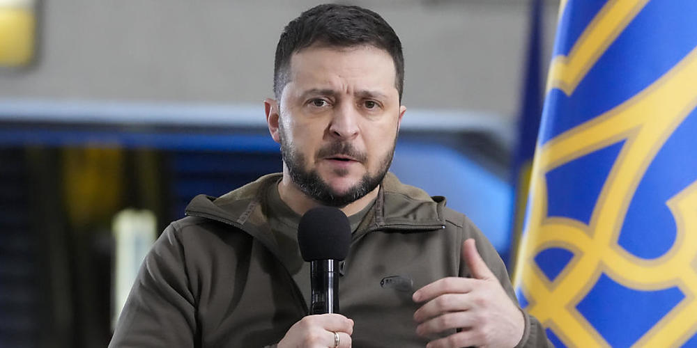 ARCHIV - Präsident Wolodymyr Selenskyj bat nach russischen Raketenangriffen abermals um moderne Luftabwehr-Systeme. Foto: Efrem Lukatsky/AP/dpa