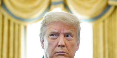 ARCHIV - Donald Trump, damals Präsident der USA, steht bei der Verleihung der «Presidential Medal of Freedom» im Oval Office des Weißen Hauses. Foto: Patrick Semansky/AP/dpa