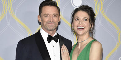 Hugh Jackman (l) und Sutton Foster kommen zur 75. Verleihung der US-Theaterpreise Tony Awards in der Radio City Music Hall. Foto: Evan Agostini/Invision/AP/dpa