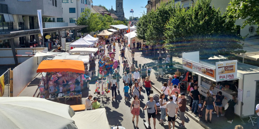Das Wetziker Stadtfest 2022 konnte bei bestem Wetter stattfinden und lockte viele Besucher:innen an.