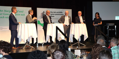 Jörg Aebischer, Bruno Müller, Franz Arnig, Daniel Miescher und Beni Heeb im Gespräch mit Moderatorin Claudia Marty.