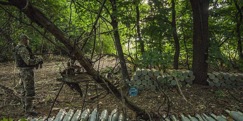 Ein ukrainischer Soldat steht neben in den Wäldern nahe der Provinz Saporischschja versteckten Haubitzen-Munition, die für den Beschuss der russischen Stellungen vorbereitet wurden. Foto: Celestino Arce Lavin/ZUMA Press Wire/dpa
