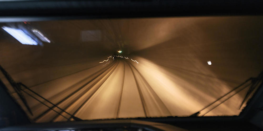 Ein Zug fährt im Mai 2017 durch den Lötschberg-Basistunnel. (Archivbild)