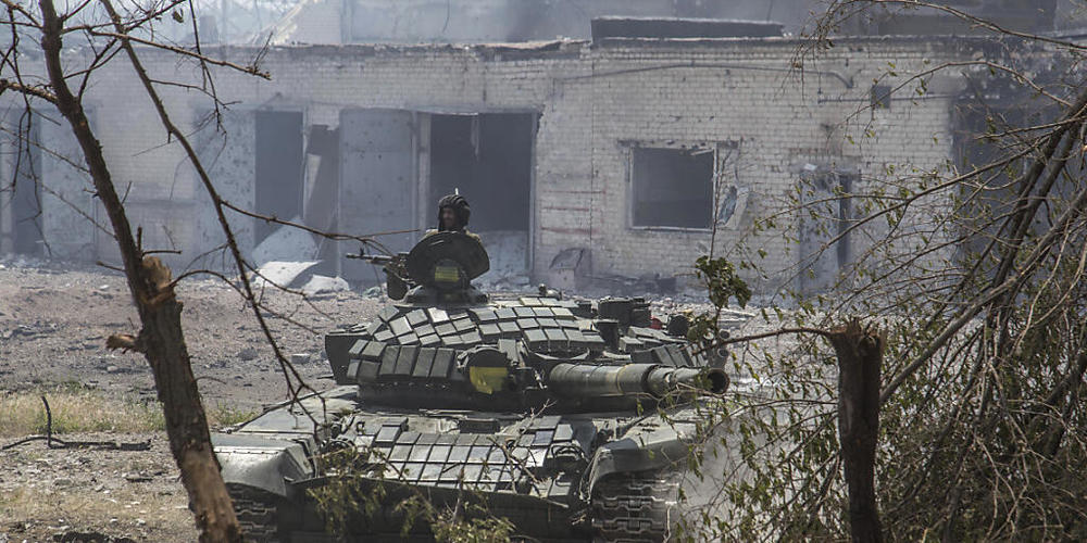 Die Ukraine stemmt sich seit Ende Februar gegen eine russische Invasion - ein Mangel an schweren Waffen und Munition erschwert Kiew zufolge zunehmend die Verteidigung. Foto: Oleksandr Ratushniak/AP/dpa