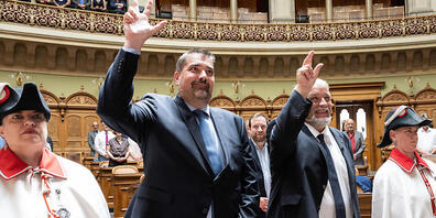 Die beiden neuen Waadtländer FDP-Nationalräte Daniel Ruch (rechts) und Alexandre Berthoud legen den Amtseid ab, umrahmt von den Parlamentsweibelinnen Nathalie Radelfinger (links) und Andrea Haenni.
