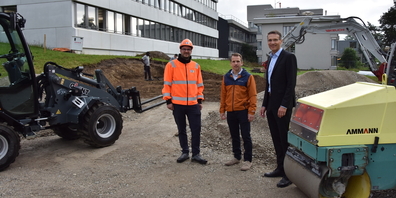 René Fiechter, CEO der Spitalregion Fürstenland (rechts) und Reto Mosimann, Leiter Bau und Technik (Mitte) lassen sich von Bauführer Sepp Fässler zeigen, wie die Baustelle am Spital Wil eingerichtet wird.  