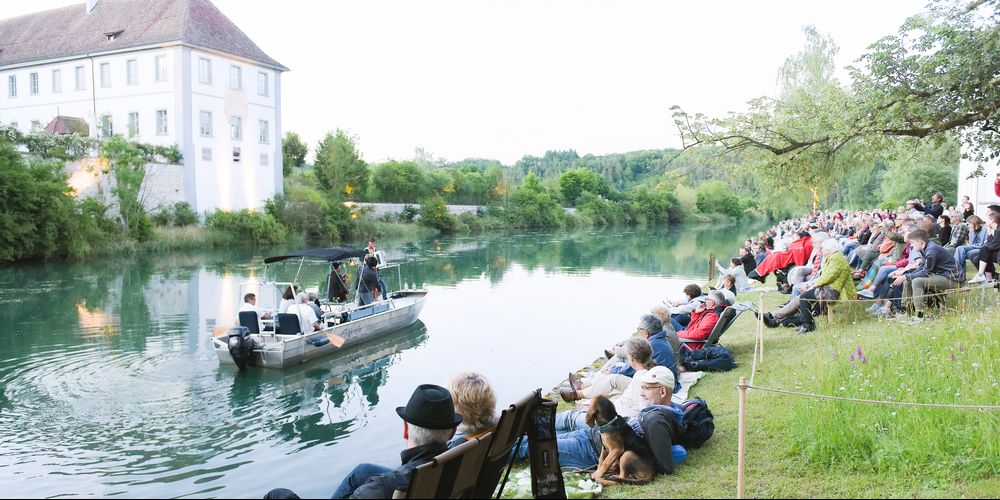 Am Freitagabend des Inselfestivals Rheinau lichteten sechs Boote ihre Anker und liessen sich rheinabwärts treiben. Mit an Bord war ein poetisches und vielfarbiges Musikspektakel.