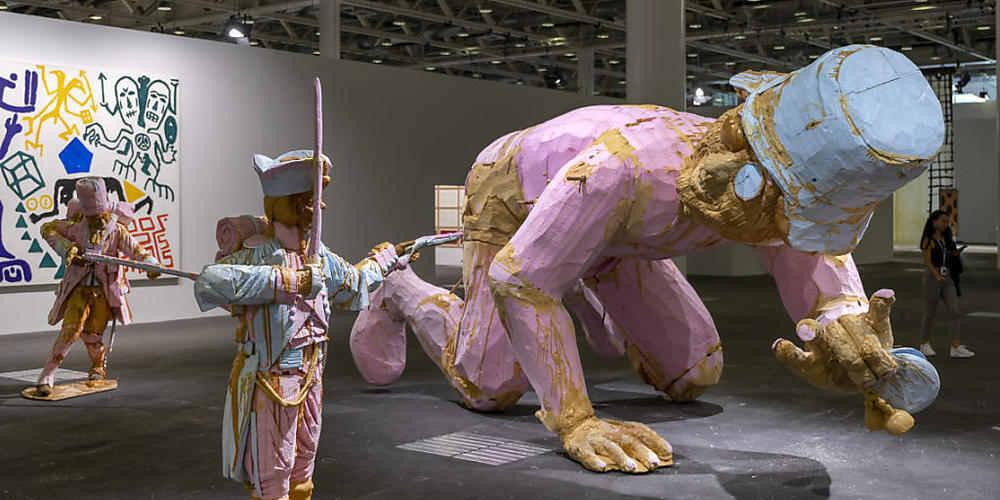 Die Skulptur "The Shooting... 1st of July" vom niederländischen Künstler Folkert de Jong an der Art Unlimited Show an der internationalen Kunstmesse Art Basel.