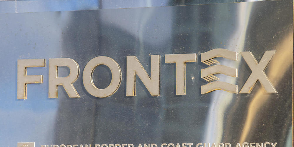 ARCHIV - Blick auf das Logo der EU-Grenzschutz Agentur Frontex. Foto: Nicolas Maeterlinck/BELGA/dpa