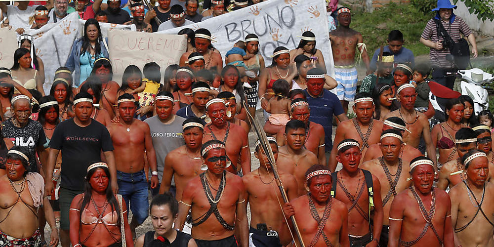 dpatopbilder - Ein britischer Journalist und ein Indigenen-Experte werden vermisst. Indigene nehmen an einem Protestmarsch teil. Foto: Edmar Barros/AP/dpa