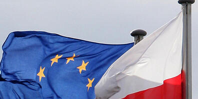 ARCHIV - Die Fahnen der Europäischen Union (EU) und von Polen wehen am deutsch-polnischen Grenzübergang. Foto: Patrick Pleul/dpa-Zentralbild/dpa