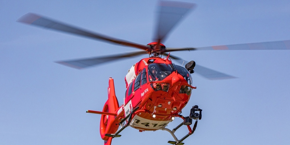 Der 1-jährige Junge fiel 2.6 Meter in die Tiefe und musste von der REGA ins Spital geflogen werden. (Symbolbild)