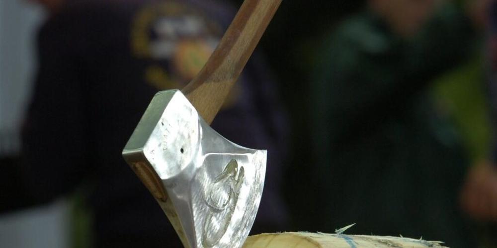 Nicht immer wird die Axt so friedlich genutzt wie hier bei einem Wettkampf von Holzfällern. (Archivbild)