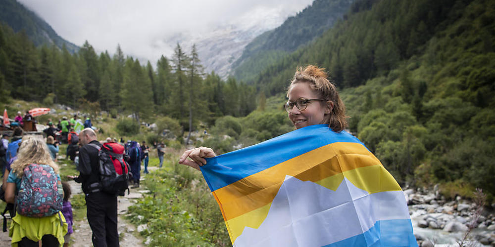 Verminderungsziele und Zwischenziele statt Verbote: Der Nationalrat debattiert über einen indirekten Gegenvorschlag zur Gletscher-Initiative. (Archivbild)