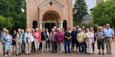 Die Diepoldsauer Pilgergruppe vor dem Nussbaum-Heiligtum in Camposampiero bei Padua