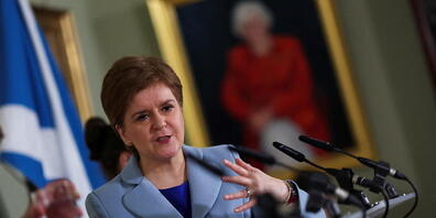 Nicola Sturgeon, Ministerpräsidentin von Schottland, spricht auf einer Pressekonferenz anlässlich der Veröffentlichung eines neuen Papiers zur schottischen Unabhängigkeit in Edinburgh. Foto: Russell Cheyne/PA Wire/dpa