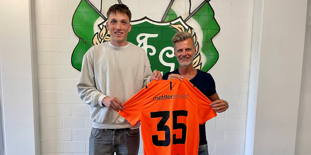 Bela Dumrath zusammen mit Sportchef Alain Sutter