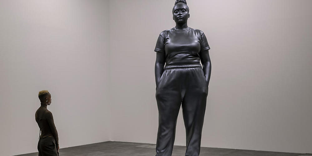 "Moments Contained" (2022) des britischen Künstlers  Thomas J. Price an der Art Unlimited.