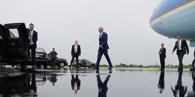 Joe Biden, Präsident der USA, am Philadelphia International Airport vor der Air Force One. Foto: Susan Walsh/AP/dpa