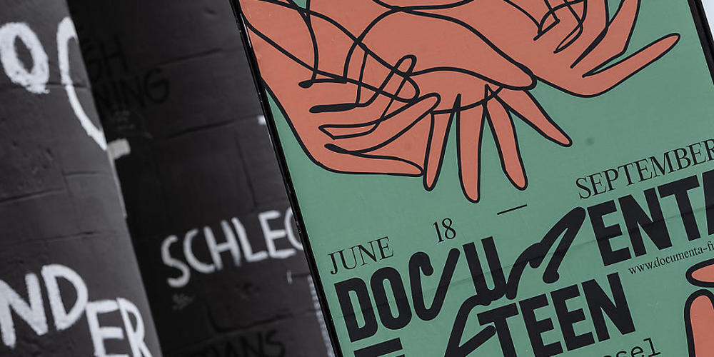 ARCHIV - Ein Schild "documenta fifteen" steht neben Zeichnungen des rumänischen Künstlers Dan Perjovschi auf den schwarzen Säulen am Eingang vom Museum Fridericianum. Die Kunstausstellung geht vom 18.06. bis 25.09.2022. Foto: Swen Pförtner/dpa