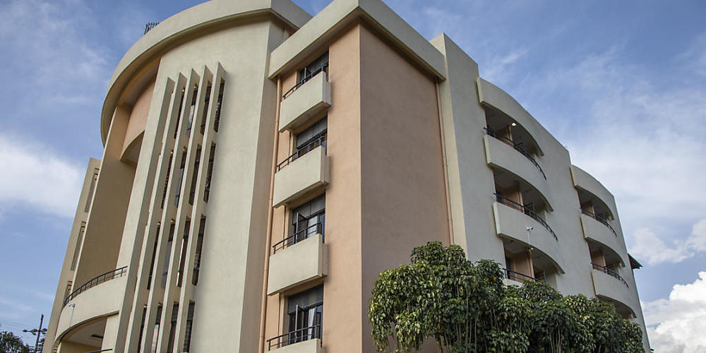 ARCHIV - Die Außenansicht des Hope Hostel, einer der Orte, an denen einige der Asylsuchenden, die von Großbritannien nach Ruanda geschickt werden sollten, untergebracht werden sollten. Foto: Uncredited/AP/dpa