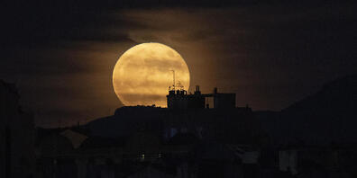 Der Mond scheint in der Nacht auf Mittwoch über ganz Europa besonders gross.