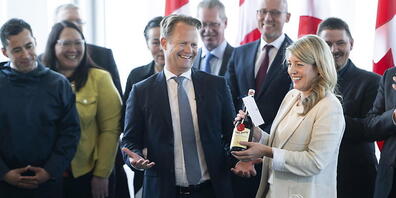 Jeppe Kofod (M), Außenminister von Dänemark, und Mélanie Joly (r), Außenministerin von Kanada, tauschen nach der Unterzeichnung eines Abkommens, das eine Landgrenze zwischen Kanada und dem Königreich Dänemark auf der Hans-Insel schafft, Spirituose...