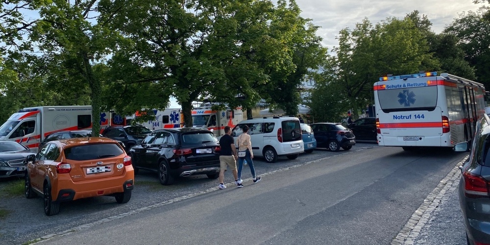 25 Personen mussten medizinisch behandelt werden. Davon wurden 13 mit schwereren Verletzungen hospitalisiert.