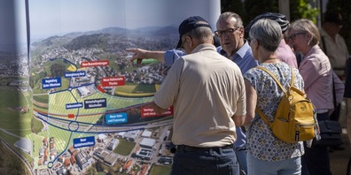Die Bevölkerung diskutierte angeregt über das Projekt.