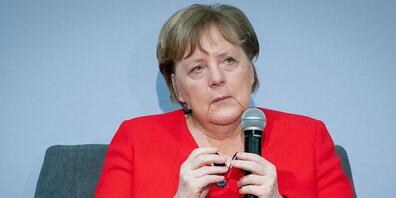 ARCHIV - Die ehemalige deutsche Bundeskanzlerin Angela Merkel (CDU) spricht mit Studenten. Das Bundesverfassungsgericht in Karlsruhe stellt fest, dass Merkel mit ihren Äußerungen zu einer Ministerpräsidentenwahl im Bundesland Thüringen Anfang 2020...