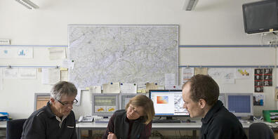 Um die Lawinensituation einzuschätzen, holen sich SLF-Forschende seit vergangenem Winter eine Zweitmeinung bei einer künstlichen Intelligenz: drei Lawinenwarner beim Erstellen eines Lawinenbulletins. (Archivbild)