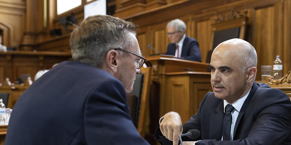 "Wie Zucker in warmem Tee": der Solothurner Mitte-Ständerat Pirmin Bischof (links) im Gespräch mit Gesundheitsminister Alain Berset während der Debatte zur BVG-Reform im Ständerat. Dieser wurde von einer kurzfristig eingereichten Kompromissvariant...