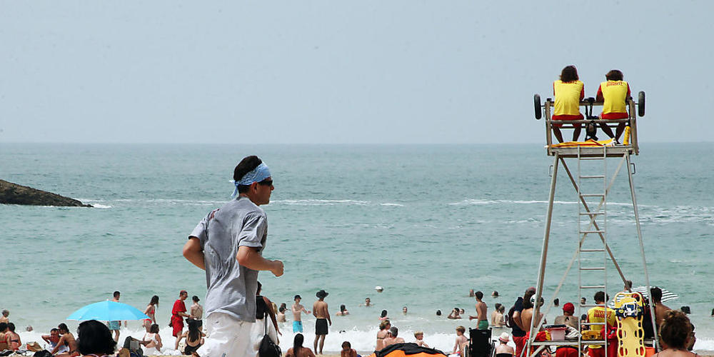 Ein Mann joggt an einem Strand vorbei. Frankreich steht in dieser Woche eine Hitzewelle mit für Mitte Juni ungewöhnlich hohen Temperaturen bevor. Foto: Bob Edme/AP/dpa
